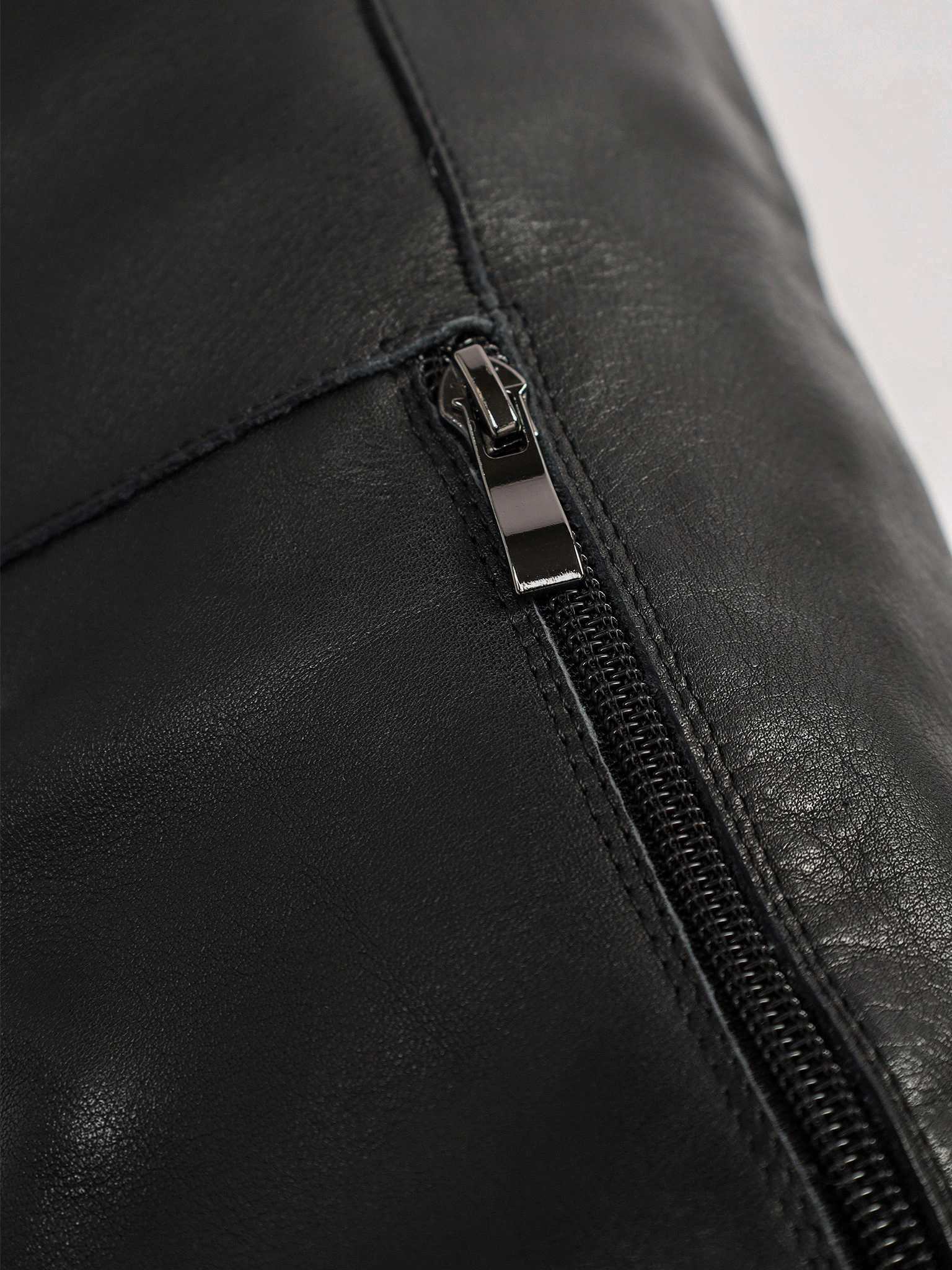 Сапоги черного цвета на среднем каблуке